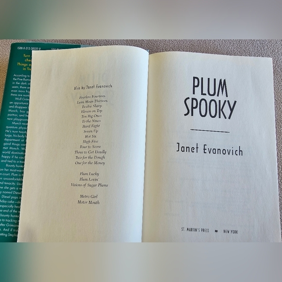 Janet Evanovich A Between the Numbers Novel Series Plum Spooky 2009 Hardback - Picture 3 of 4